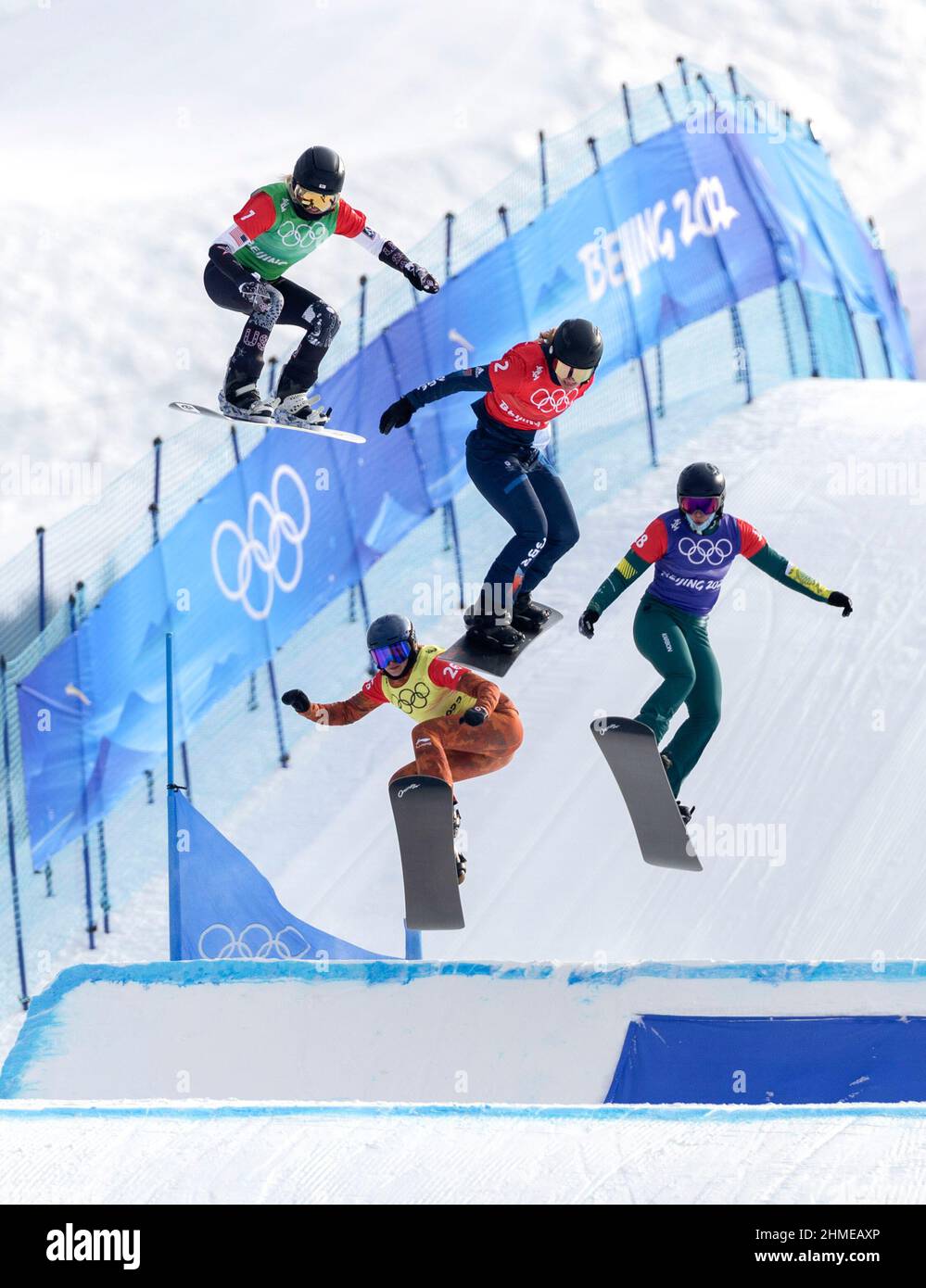 Zhangjiakou, province du Hebei, au nord de la Chine. 9th févr. 2022. Faye Gulini, des États-Unis, Charlotte Bankes, de Grande-Bretagne, Belle Brockhoff, d'Australie, et Tess Critchlow, du Canada (de haut en bas), se disputent le quart-finale féminine des Jeux olympiques d'hiver de Beijing 2022 au Genting Snow Park, à Zhangjiakou, dans la province de Hebei, en Chine du Nord, le 9 février 2022. Credit: FEI Maohua/Xinhua/Alamy Live News Banque D'Images