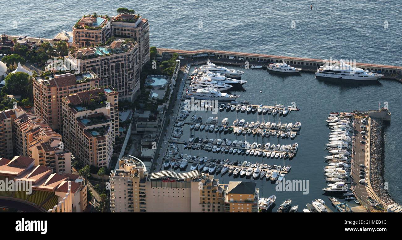 Vue aérienne de la frontière de la Principauté de Monaco et de la France au lever du soleil, port Cap Dail, point de vue à la Turbie le matin, Megayachts, beaucoup de Banque D'Images