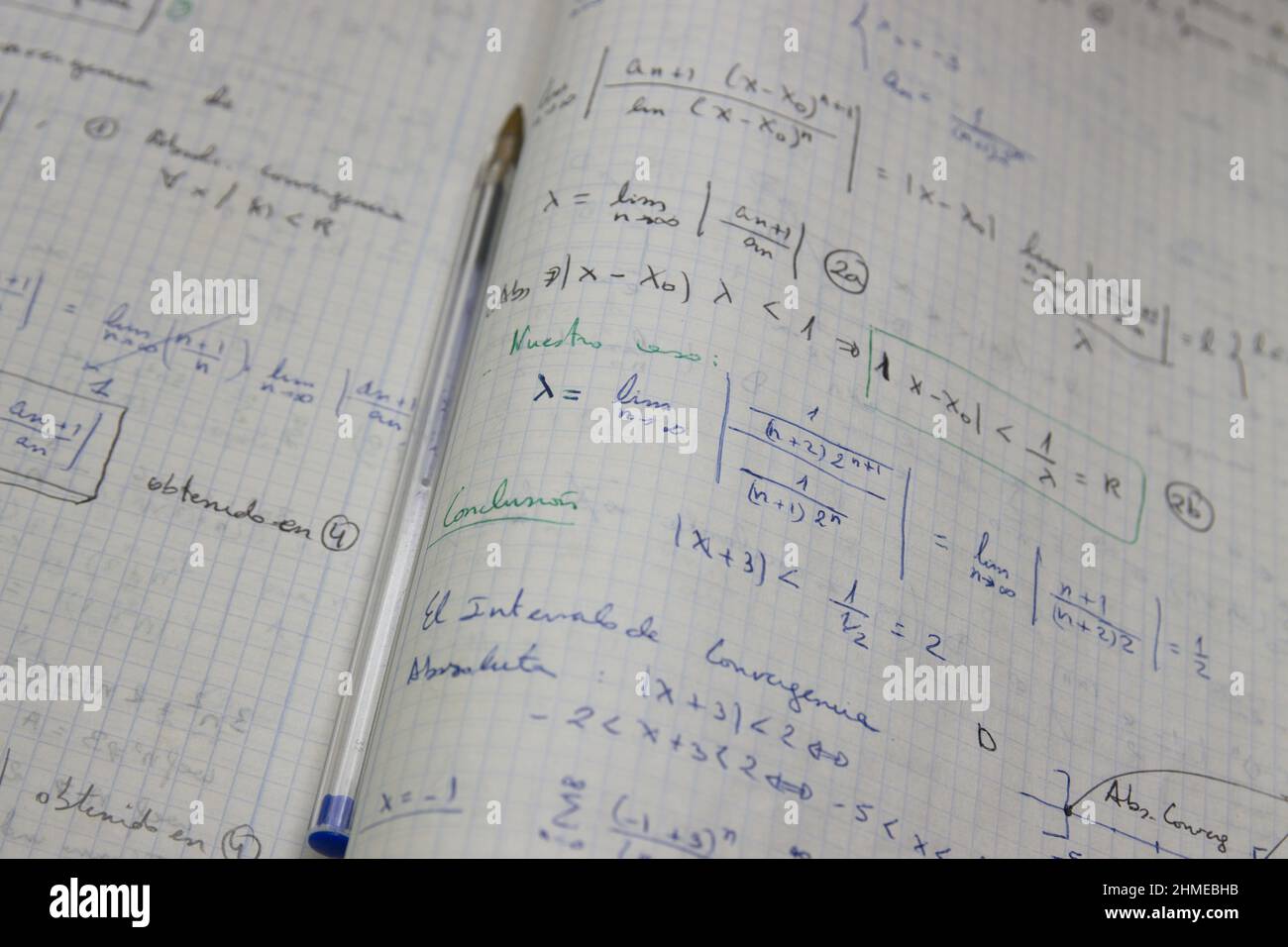 Image de quelques feuilles avec des exercices résolus de limites mathématiques sur lesquelles il y a un stylo bleu utilisé Banque D'Images