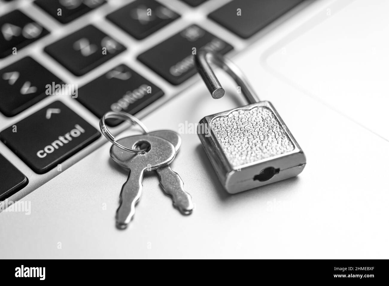 Concept de sécurité informatique. Cadenas sur le clavier de l'ordinateur, ordinateur portable dans le bureau. Informations sur la cybersécurité et la confidentialité Banque D'Images