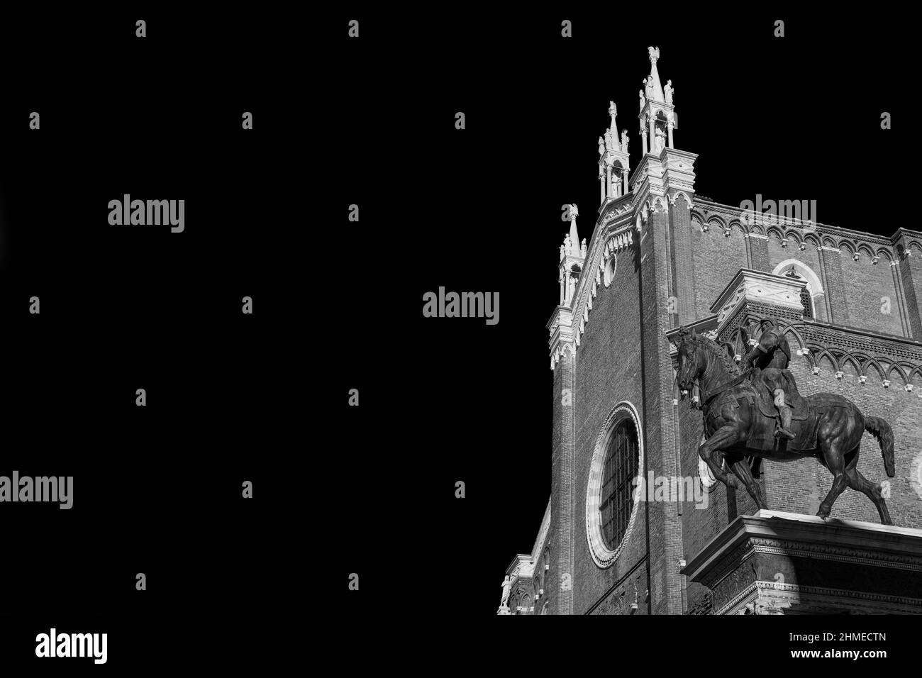 Monument équestre en bronze Renaissance de Bartolomeo Colleoni et église gothique Saints Jean et Paul à Venise (noir et blanc avec espace copie) Banque D'Images