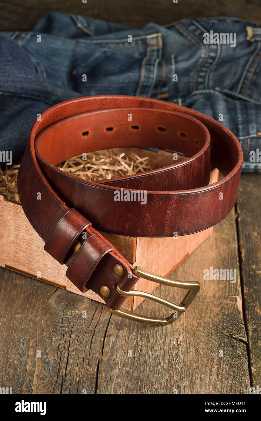 Ceinture à pantalon en cuir pour hommes de couleur marron sur un  arrière-plan ancien en bois Photo Stock - Alamy