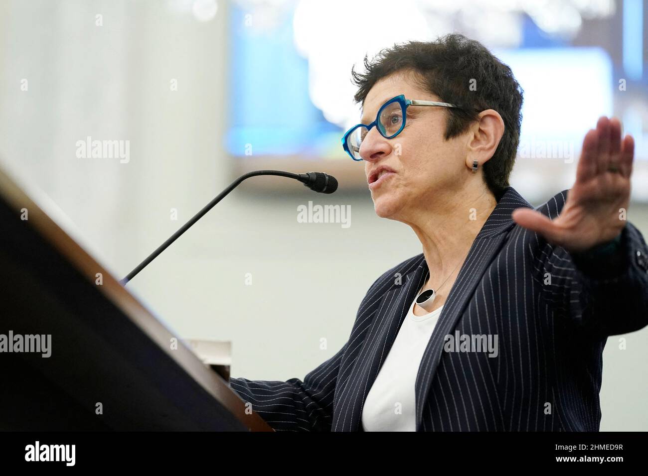 Gigi Sohn, qui est le candidat du président Joe Biden à siéger à la Commission fédérale des communications, témoigne devant le Comité sénatorial du commerce, des sciences et des transports, le mercredi 9 février 2022, lors de son audition de candidature à Capitol Hill à Washington, DC, États-Unis. Photo de Susan Walsh/Pool/ABACAPRESS.COM Banque D'Images