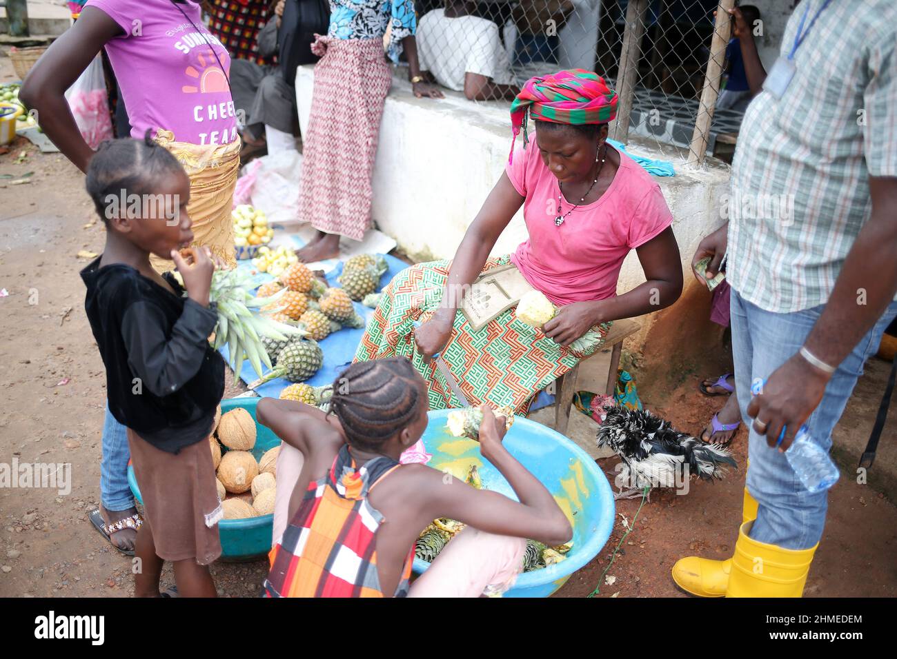 Une femme à l'extérieur de sa maison dans une zone rurale de Sierra Leone, en Afrique de l'Ouest. Banque D'Images