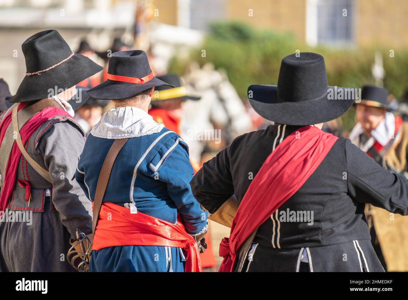 Portrait Du 17ème Siècle En Costume De Mousquetaire Avec Mousquet Sur L Epaule Dans Guerre Civile Anglaise Re Enactment Image206928583
