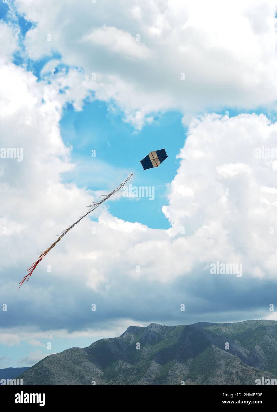 Un cerf-volant qui vole contre un ciel avec un paysage de nuages en forme de coeur Banque D'Images