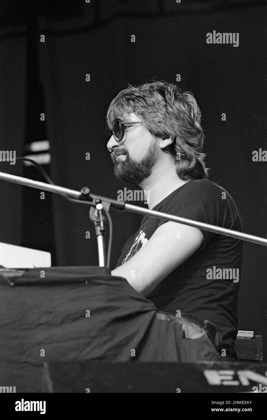 Tommy Eyre, claviériste anglais, se présentant avec Gary Moore au Reading Festival de 1982, en Angleterre. Banque D'Images