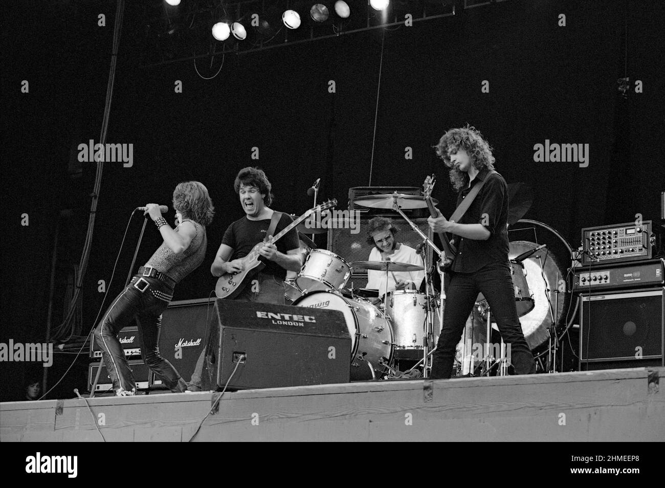 Le guitariste irlandais du Nord Gary Moore et son groupe se présentant au Reading Festival de 1982, en Angleterre. Banque D'Images