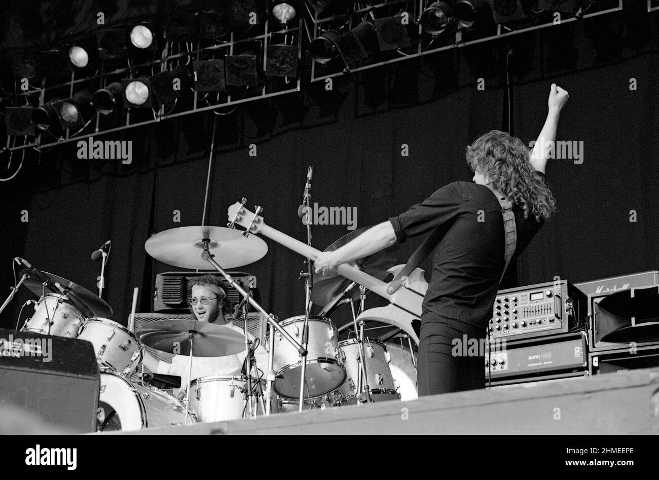 Le bassiste écossais Neil Murray et le batteur anglais Ian Paice se présentant avec Gary Moore au Reading Festival de 1982, en Angleterre. Banque D'Images