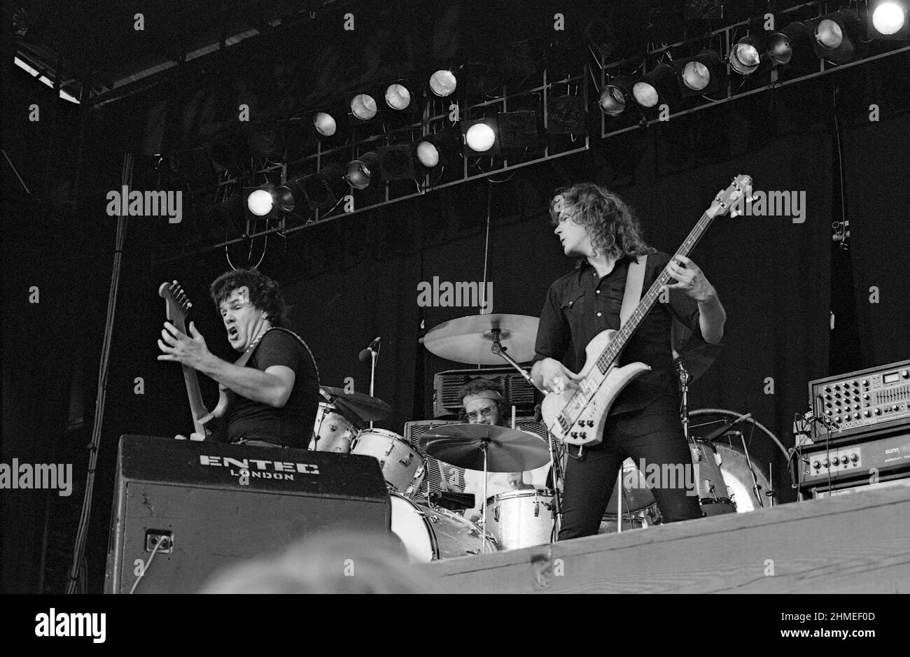 Le guitariste irlandais du Nord Gary Moore et son groupe se présentant au Reading Festival de 1982, en Angleterre. Banque D'Images