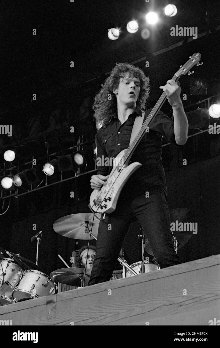 Le bassiste écossais Neil Murray se présentant avec Gary Moore au Reading Festival de 1982, en Angleterre. Banque D'Images