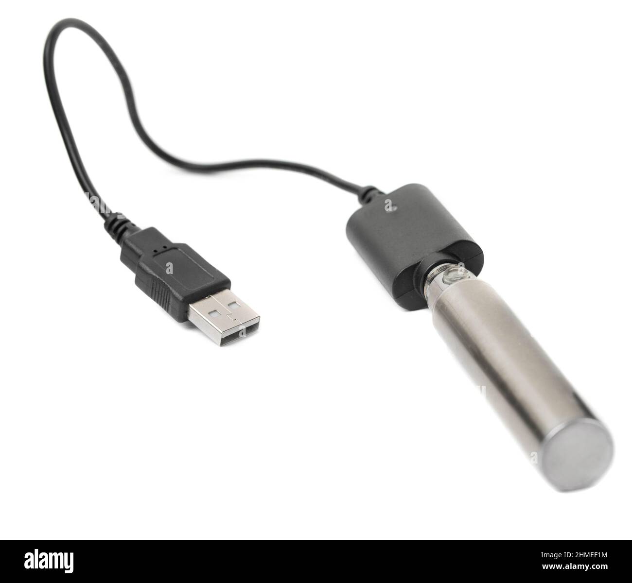 E cigarette, batterie, chargeur USB et cartouche de nicotine isol sur fond  blanc Photo Stock - Alamy