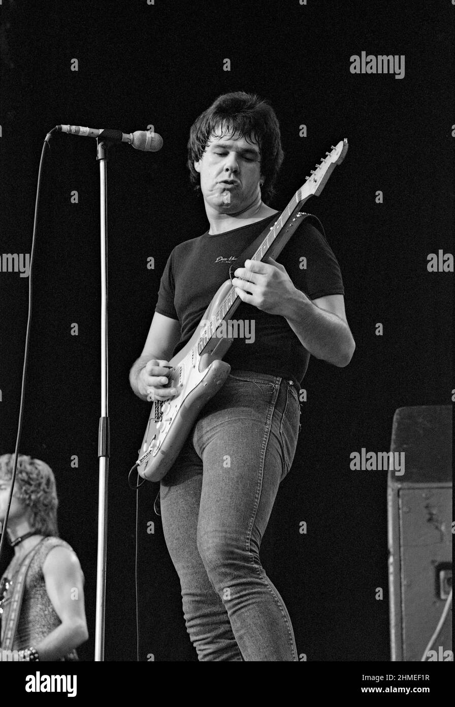 Gary Moore, guitariste et chanteur irlandais, se présentant au Reading Festival de 1982, en Angleterre. Banque D'Images