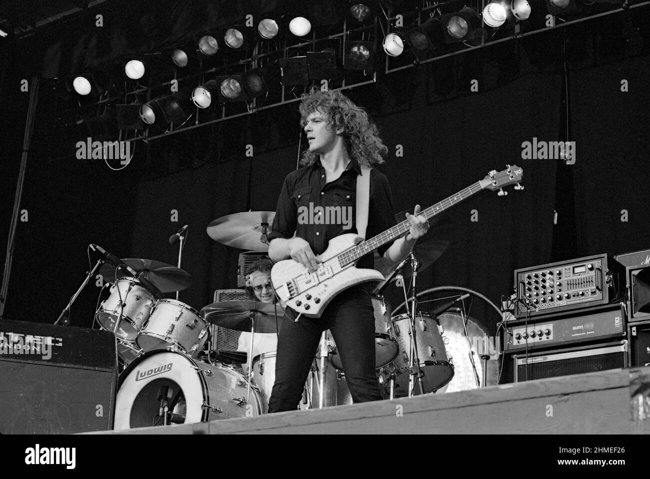 Le bassiste écossais Neil Murray se présentant avec Gary Moore au Reading Festival de 1982, en Angleterre. Banque D'Images