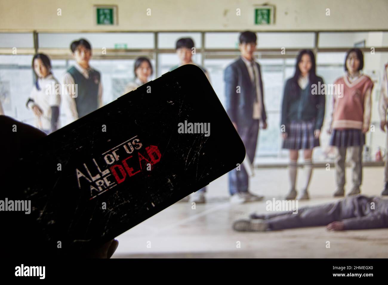 Rheinbach, Allemagne 2 février 2022, le logo de la nouvelle série Netflix « All of US are Dead » sur l'écran d'un smartphone devant le téléviseur Banque D'Images