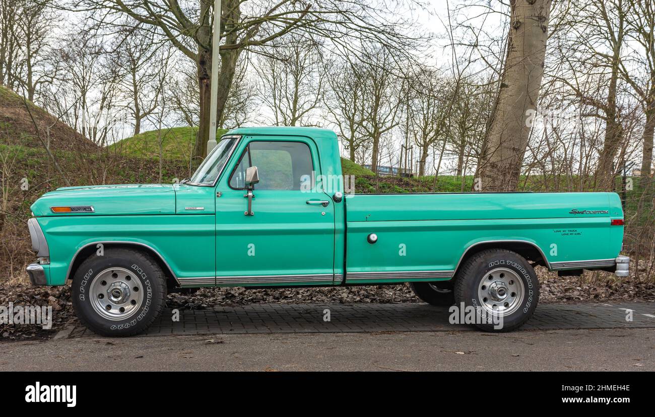Gorinchem, pays-Bas du Sud, pays-Bas, 05.02.2022, vue latérale du Ford F250 Camper d'époque à partir de l'année 1972 Banque D'Images