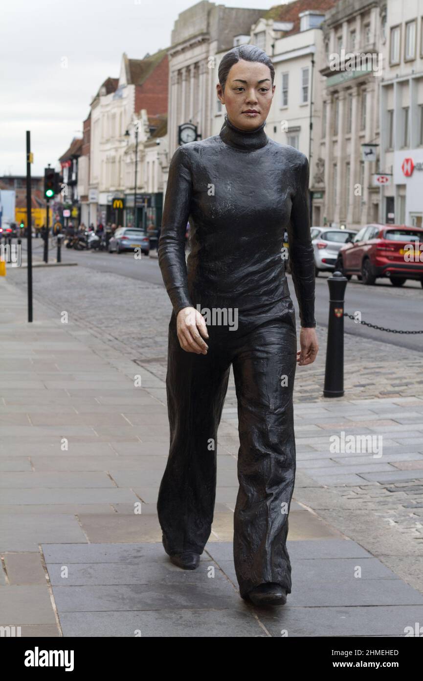 Walking Woman, une sculpture en bronze de 7 pi de haut par Sean Henry sur la High Street à Colchester, Essex Banque D'Images