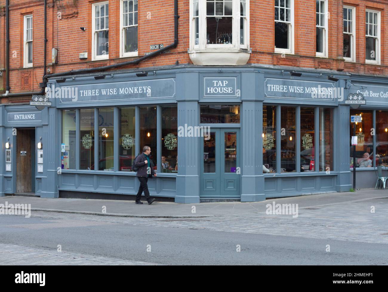 Maison publique de trois Wise Monkeys sur High Street à Colchester, Essex Banque D'Images