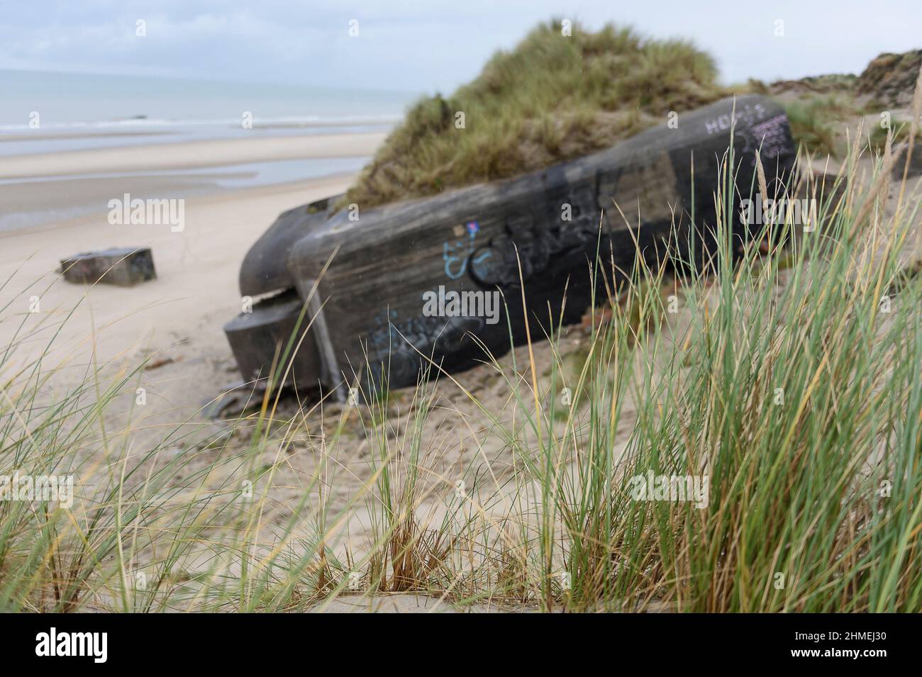 Dans les dunes et sur la plage, entre Bray-Dunes et Zuydcoote les ruines de Bunker du mur de l'Atlantique de deuxième guerre mondiale. La batterie de Banque D'Images