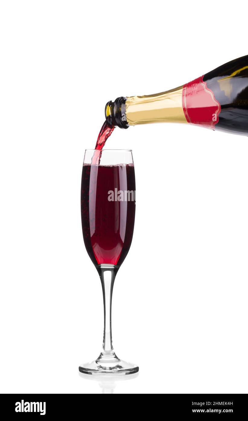 Champagne rouge versé dans un verre, isolé sur fond blanc Banque D'Images