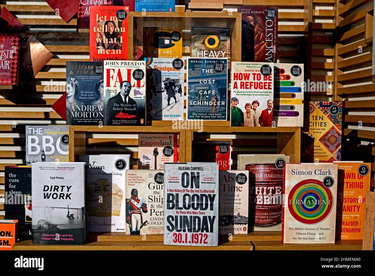 Une sélection de livres sur l'affichage dans la fenêtre de la librairie Waterstones sur Princes Street, Édimbourg, Écosse, Royaume-Uni. Banque D'Images