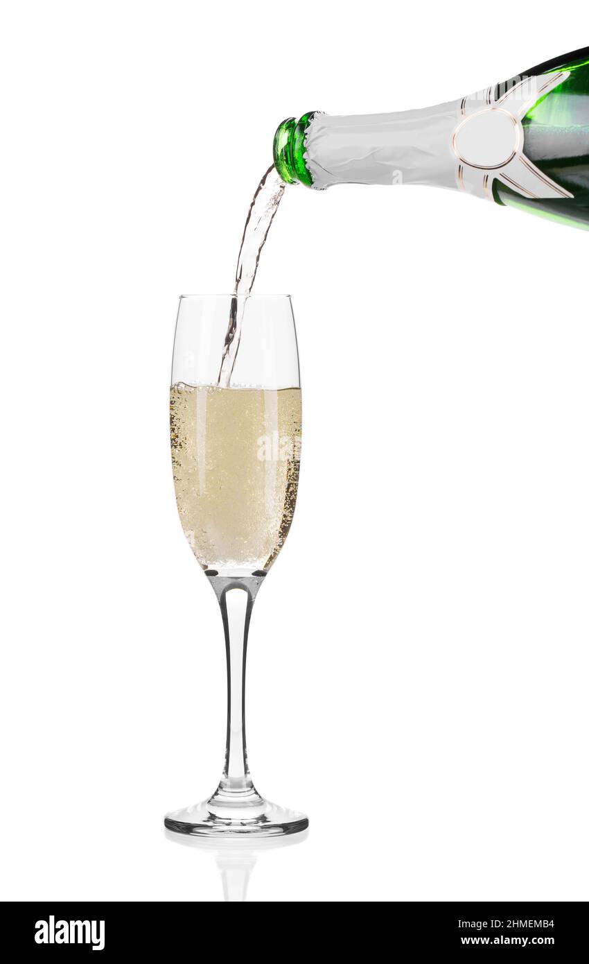 Champagne versé dans un verre, isolé sur fond blanc Banque D'Images