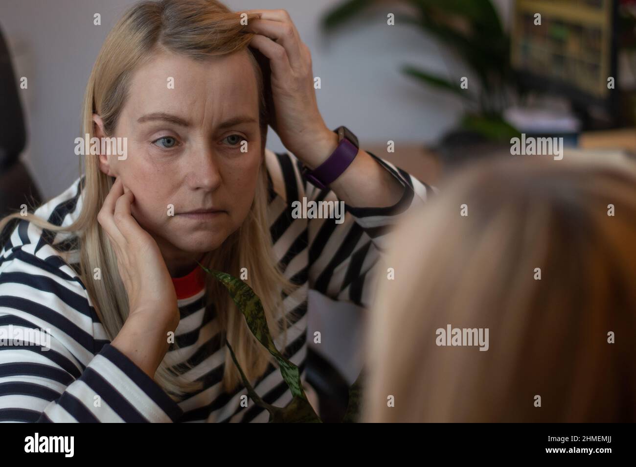 Femme à la recherche d'elle-même dans le miroir.Concept de verre Banque D'Images