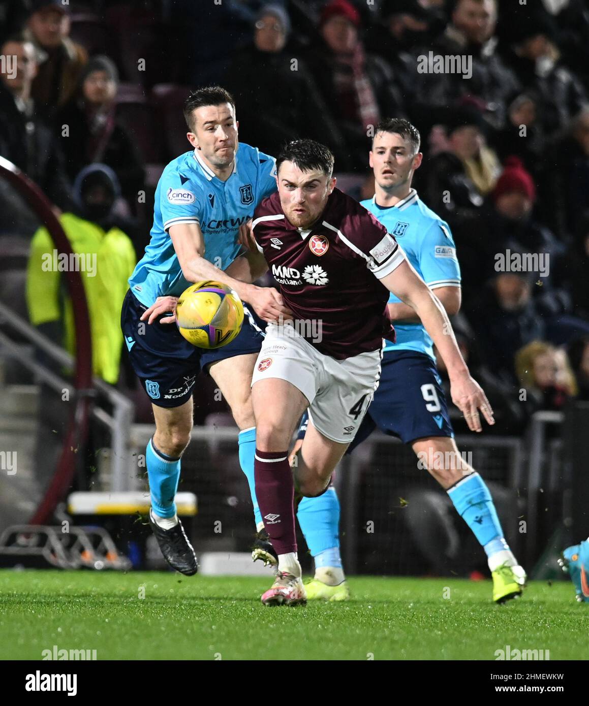 Tynecastle Park Edinburgh.Scotland UK.9th Feb22 Heart of Midlothian vs Dundee cinch Premiership match. Dundee's Cammy Kerr tussle with Hearts John Souttar Credit: eric mccowat/Alay Live News Banque D'Images