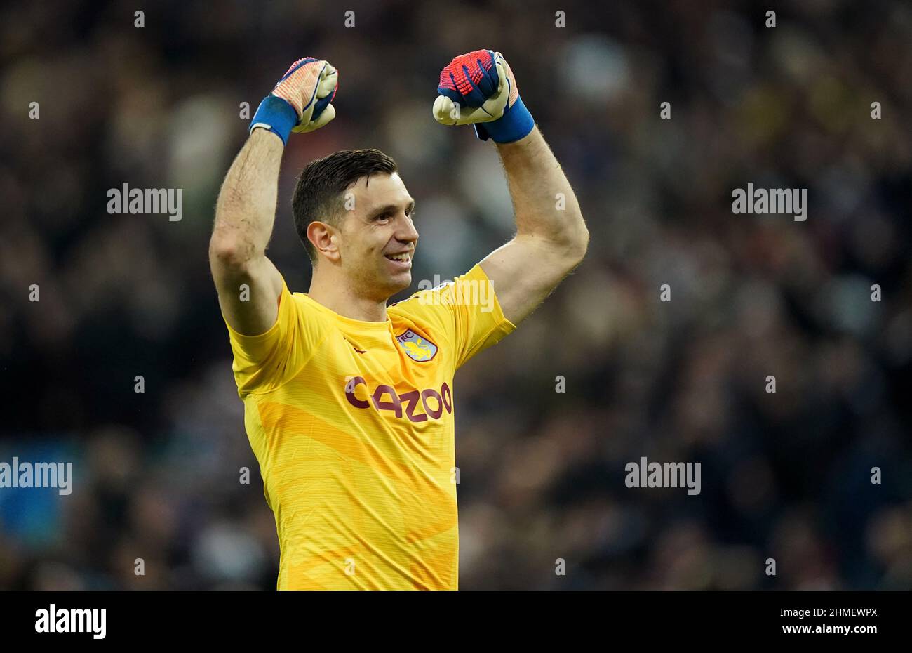 Emiliano Martinez, gardien de but de la Villa Aston, célèbre le premier but de son équipe, marqué par Philippe Coutinho lors du match de la Premier League à Villa Park, Birmingham. Date de la photo: Mercredi 9 février 2022. Banque D'Images