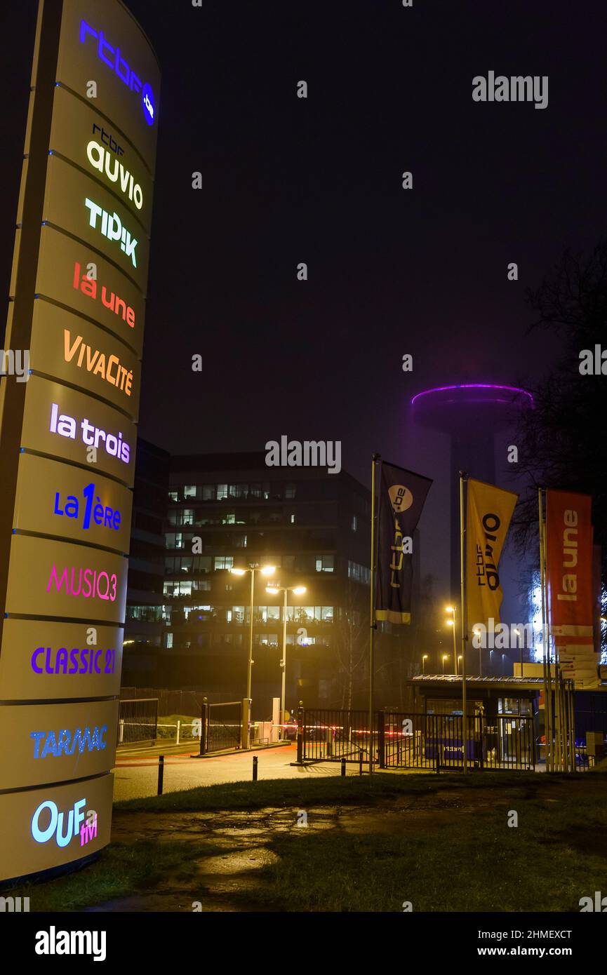 Batiment de la RTBF et la tour Reyers - entrée principale et liste des radios et télévisions de la RTBF | Bâtiment et la tour des Reyers de la belge Banque D'Images