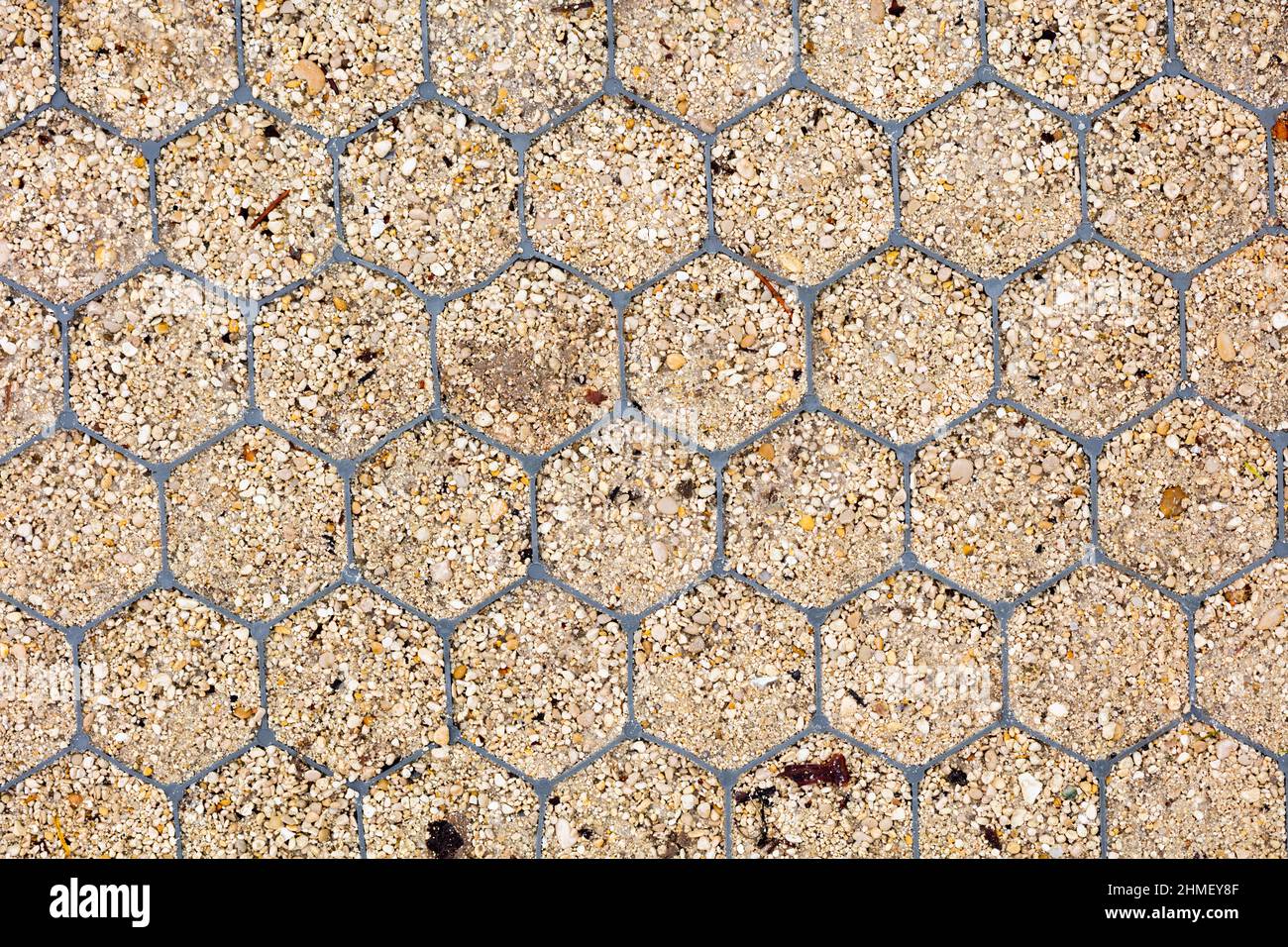 Vue rapprochée d'un sentier de sable de jardin à motif cellulaire Banque D'Images