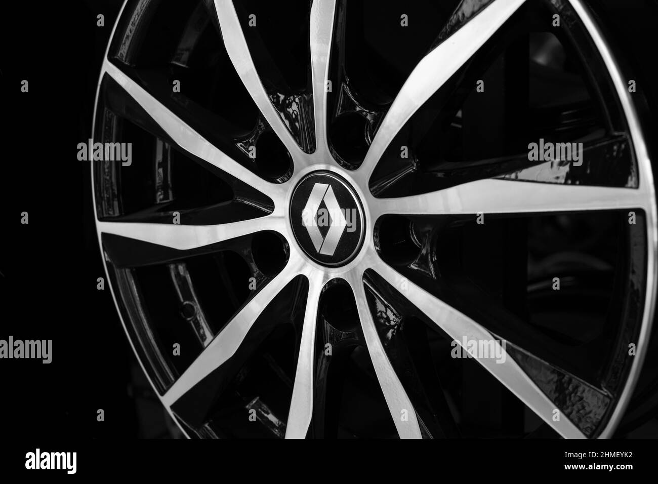 Gros plan sur une roue en alliage automobile sur fond noir. Modèle de présentation. Anapa, Russie - 22.05.2021 Banque D'Images