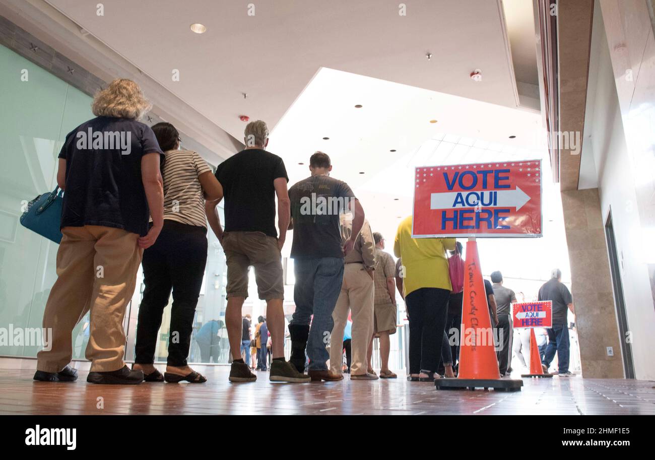 Austin, Texas États-Unis 24 octobre 2016 : les électeurs du Texas font de longues files d'attente dans un bureau de vote de l'ancien Highland Mall lors du vote tôt pour l'élection présidentielle de 2016. ©Bob Daemmrich Banque D'Images