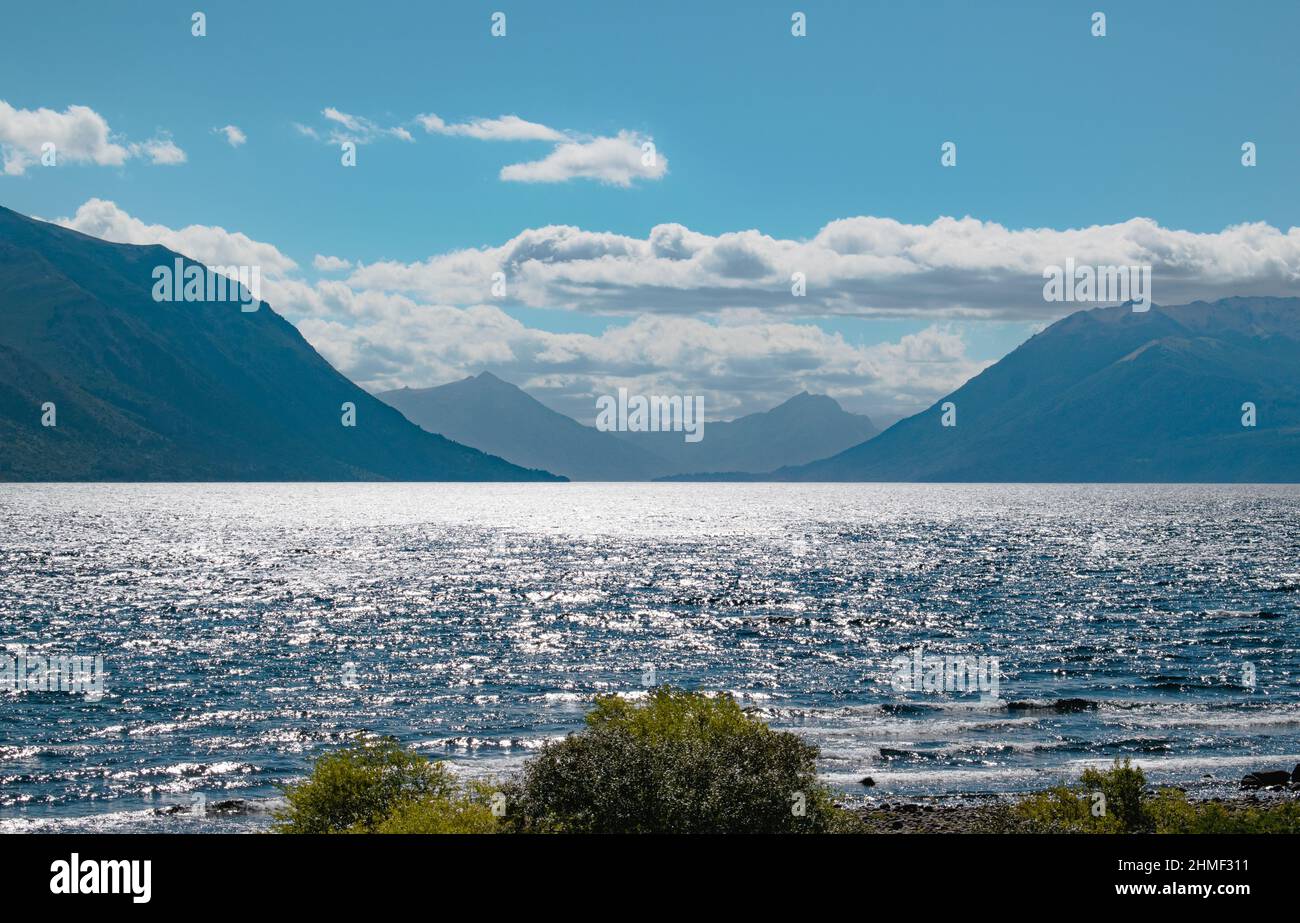 Le lac Huechulafquen dans les Andes argentines, chaîne de montagnes en arrière-plan. Banque D'Images