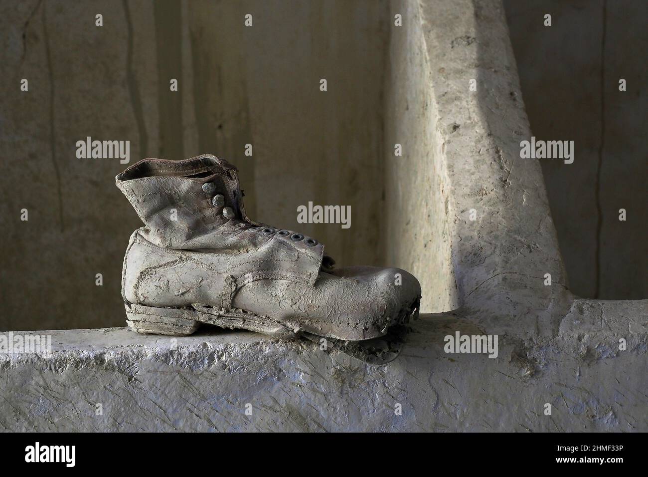 Destroyed leather shoe Banque de photographies et d'images à haute  résolution - Alamy