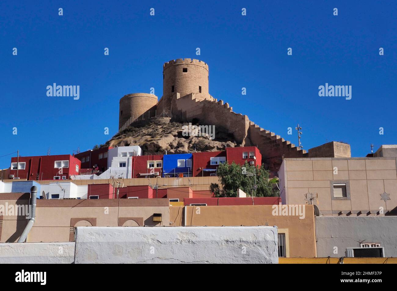 Forteresse mauresque Alcazaba dans le quartier de la Chanca avec des maisons rouges et bleues, Almeria, Andalousie, Espagne Banque D'Images