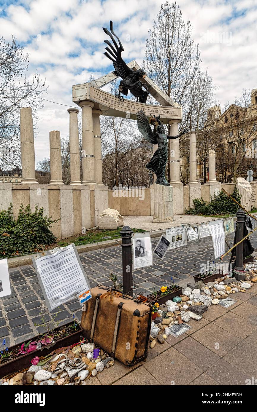 Manifestation devant un monument controversé, des valises et des informations commémorant le meurtre des Juifs hongrois, place de la liberté, Szabadag Banque D'Images