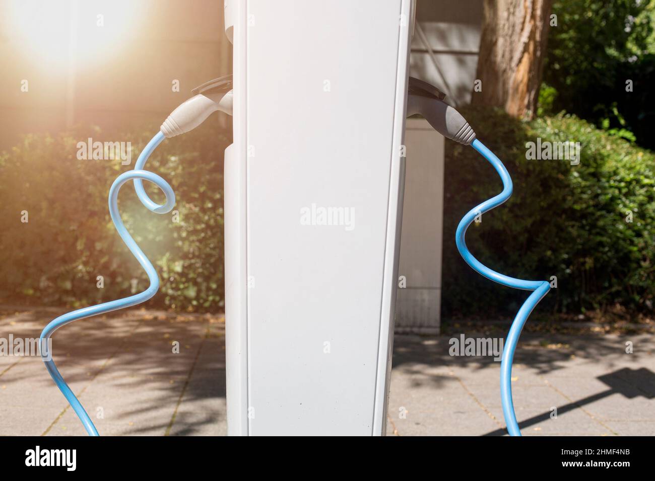 Alimentation pour voiture électrique de la charge. Station de recharge pour voitures électriques. Close up du bloc d'alimentation branché sur une voiture électrique en cours de charge. Banque D'Images