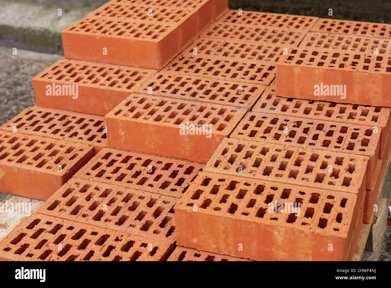 brique creuse rouge, rangées de briques sur une palette. Banque D'Images