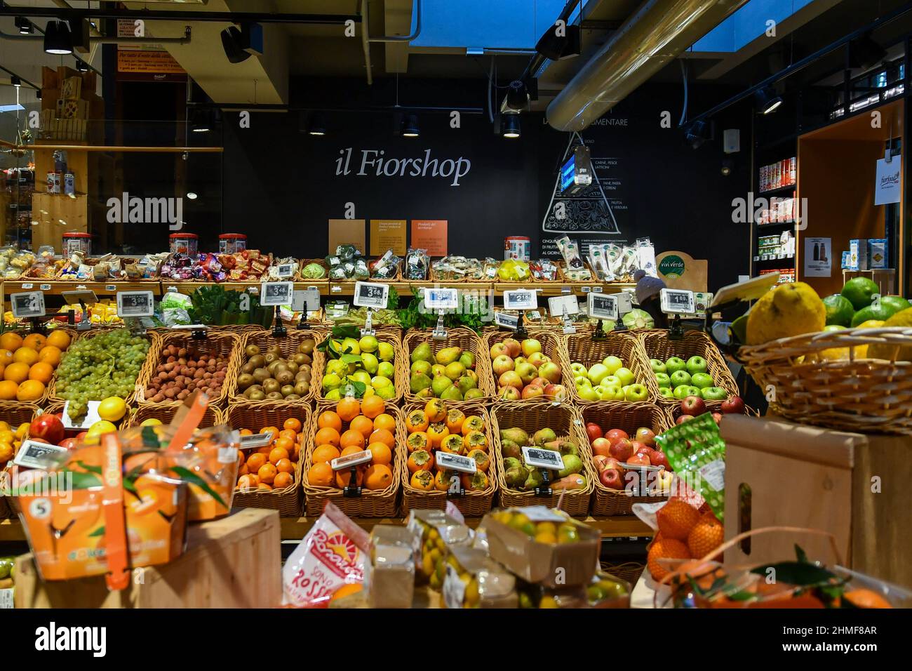 Intérieur de l'épicerie Fiorfood Coop avec des fruits, des légumes et des produits typiques à Galleria San Federico, Turin, Piémont, Italie Banque D'Images