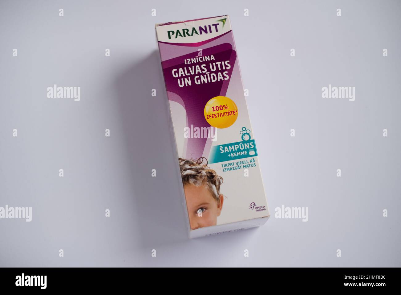 Tallinn, Estonie - 02.08.2022: Shampooing pour poux Paranit par Medgenix Benelux. Banque D'Images
