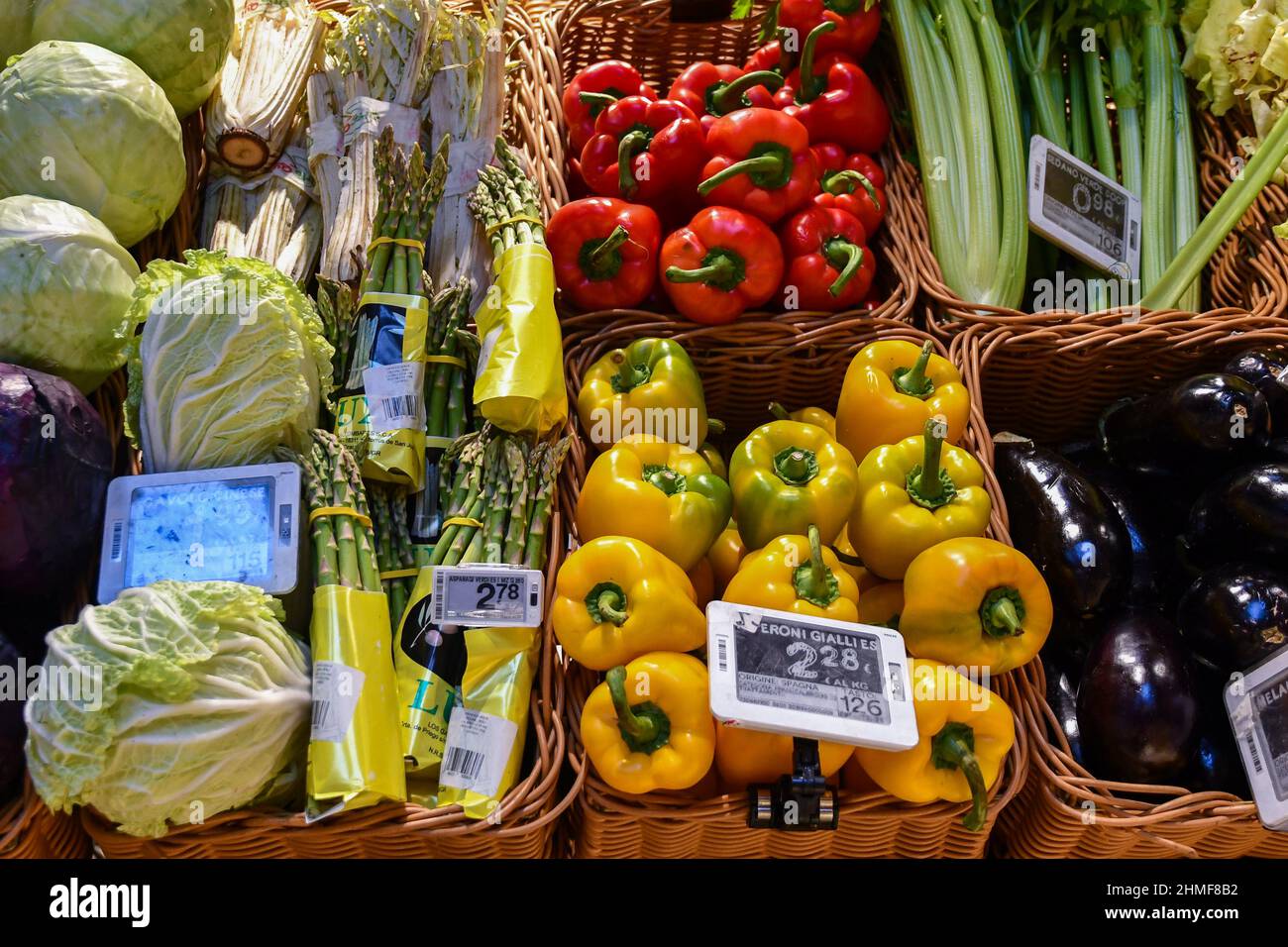 Gros plan de légumes exposés dans des paniers en osier (poivrons, asperges, chou, aubergine, céleri) dans le magasin Fiorfood Coop, Turin, Piémont, Italie Banque D'Images