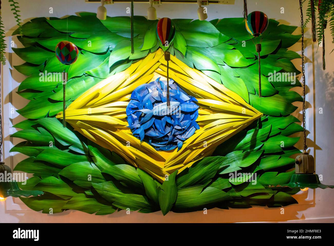 Drapeau brésilien art décorant à l'intérieur du restaurant Thai Paraty. Banque D'Images