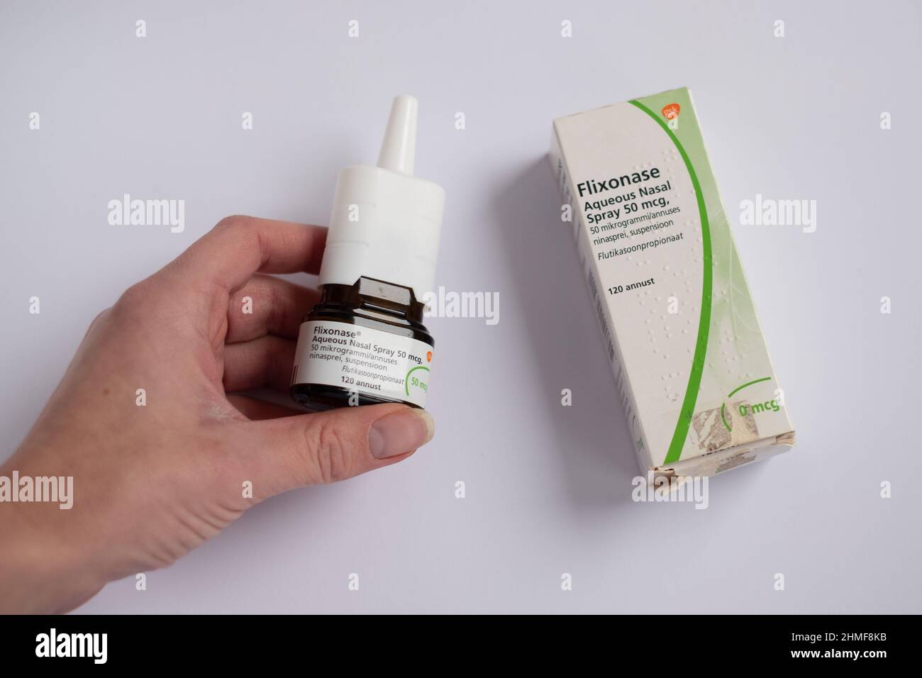 Tallinn, Estonie - 02.08.2022: Flixonase aqueux Nasal Spray par GSK contenant du propionate de fluticasone pour libérer le nez et les cavités obstrués par le froid Banque D'Images