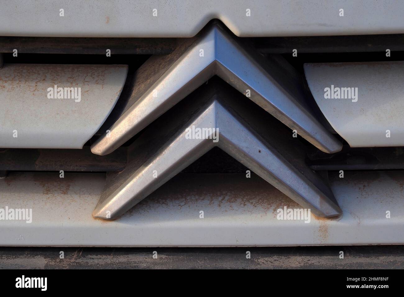 Logo de voiture Citroën sur grille de radiateur sale, vue de détail, voiture de rebut, chantier de ferraille, recyclage du métal, recyclage de la ferraille, recyclage du métal Banque D'Images