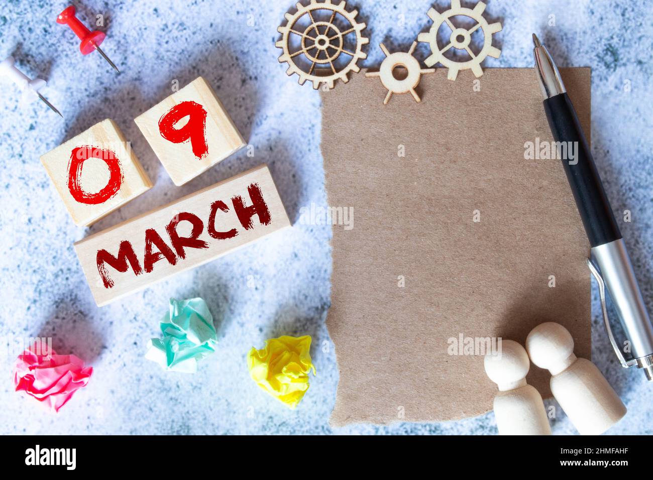 Mars 9th. Jour 9 du mois, calendrier couleur en bois sur fond de table. Jour de printemps, espace vide pour le texte. Banque D'Images