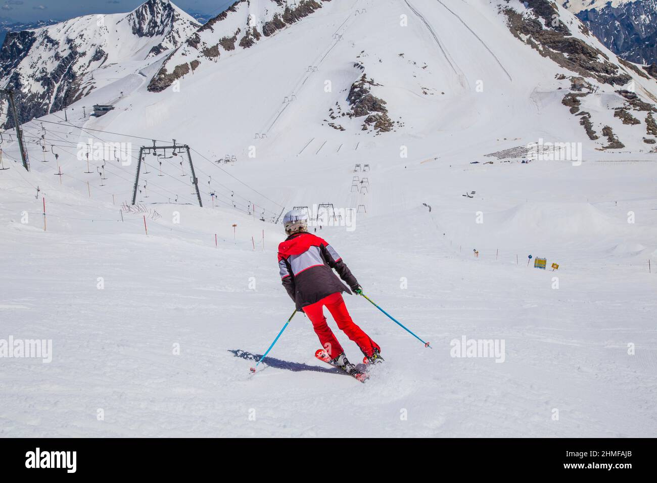Skieur sur la piste de ski du glacier Olperer, domaine skiable du glacier Hintertux en été, Tuxeertal, Tyrol Banque D'Images
