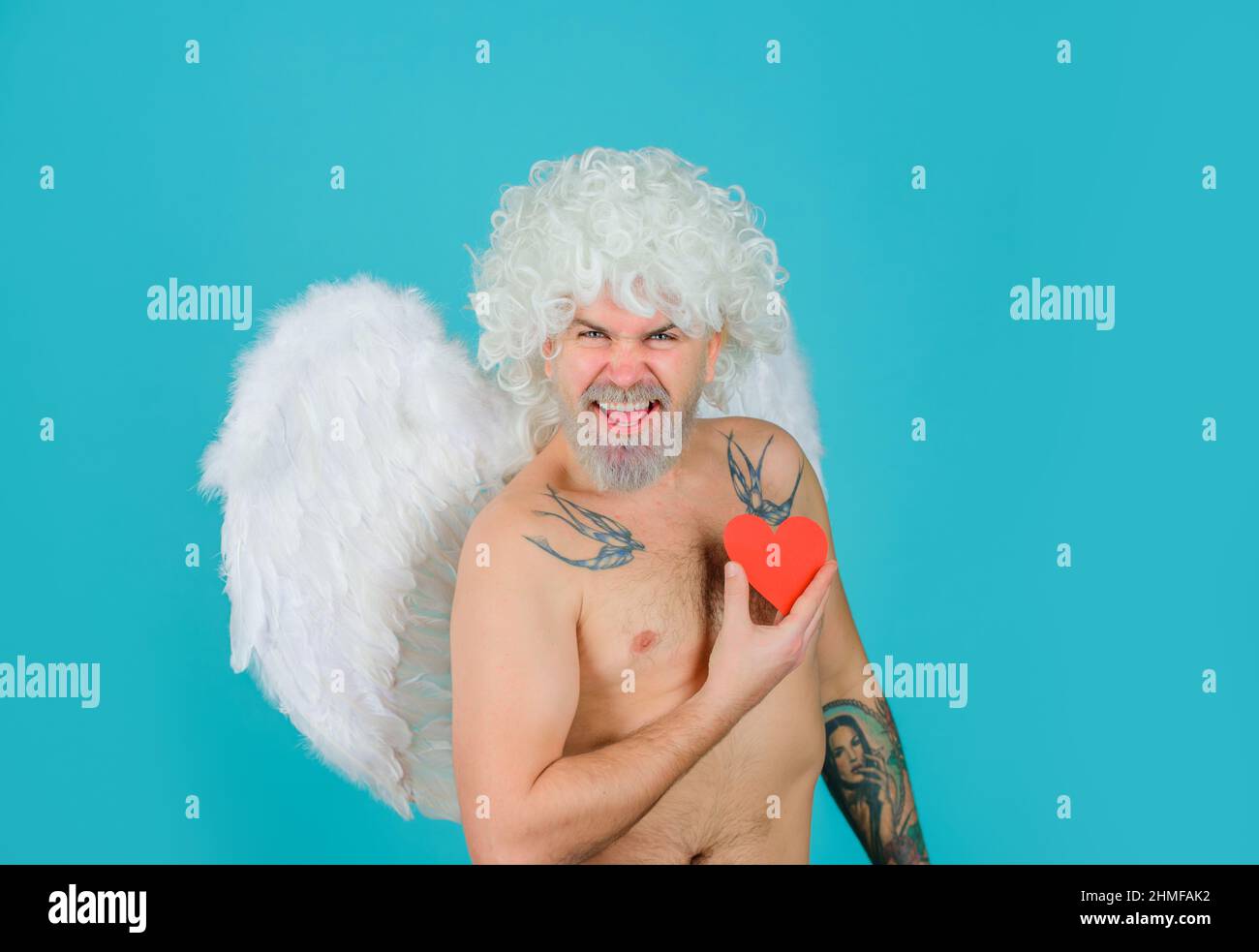 Ange homme avec ailes et perruque blanche avec coeur. saint-Valentin cupidon Banque D'Images