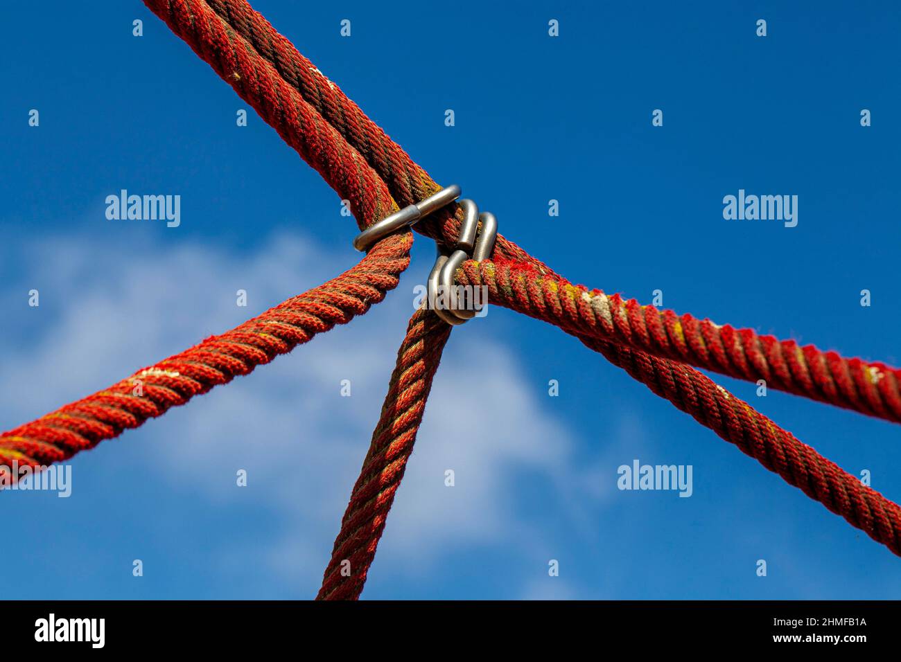 Cordes reliées sur un cadre d'escalade pour enfants, Berlin, Allemagne Banque D'Images
