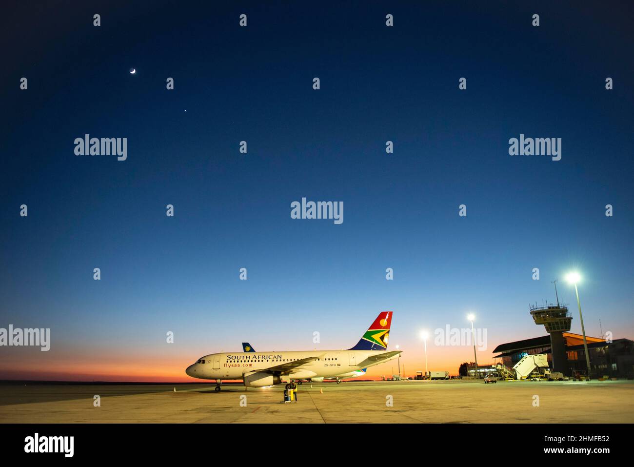 Compagnie aérienne sud-africaine sur tarmac au lever du soleil, aéroport, Windhoek, Namibie Banque D'Images